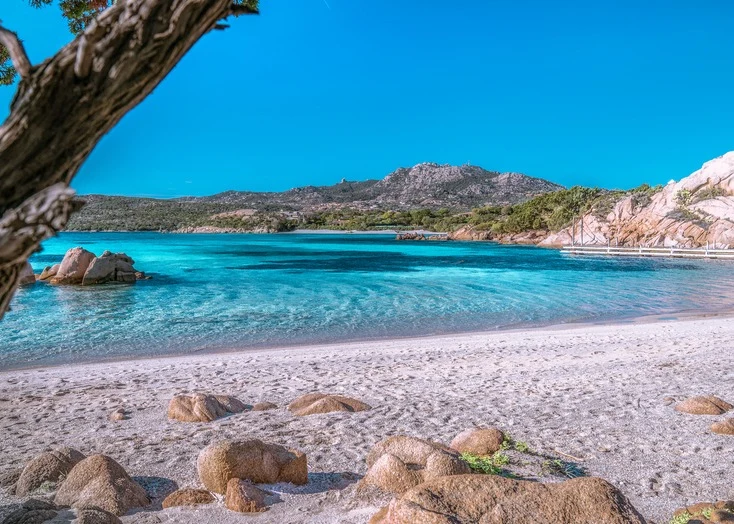 Riva e rocce granitiche della Spiaggia di Capriccioli